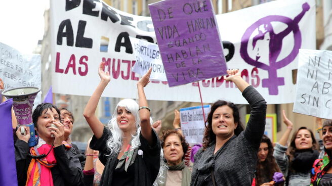 Consigna del PCE para el 8-M: "Si eres padre, encárgate de tus hijos y de las tareas de casa"