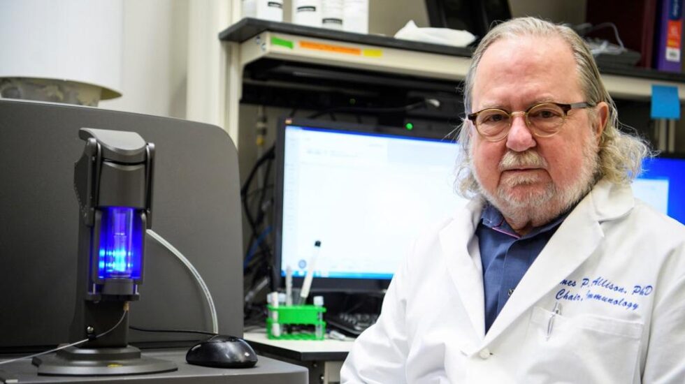 James P. Allison en su laboratorio