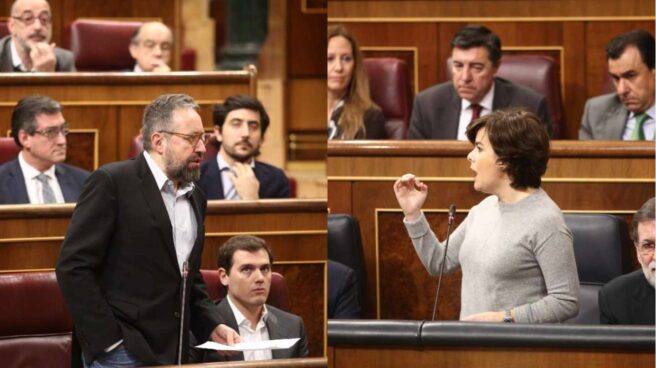 El portavoz de Ciudadanos, Juan Carlos Girauta, y la vicepresidenta del Gobierno, Soraya Sáenz de Santamaría, durante un rifirrafe en la sesión de control del Congreso.
