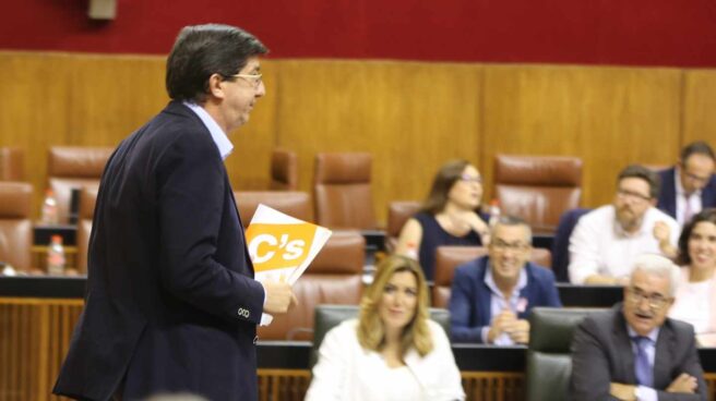 El portavoz de Ciudadanos en el Parlamento de Andalucía, Juan Marín, con Susana Díaz al fondo.