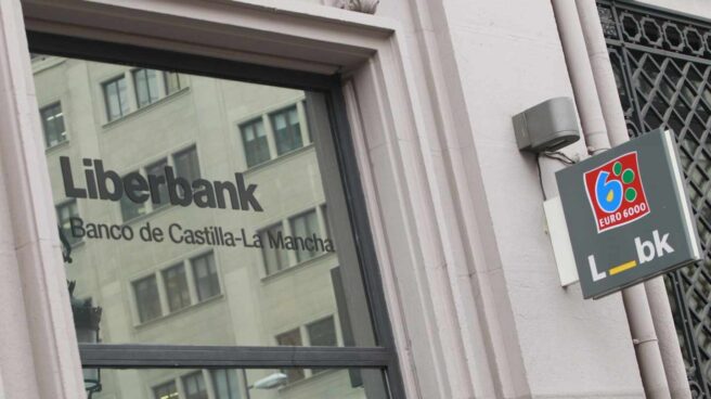 Liberbank mete la tijera a los gastos y cambia a sus empleados por autónomos