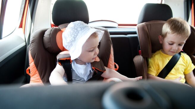 Los enfermeros lanzan una campaña para que los niños convenzan a sus padres de dejar de fumar en el coche.