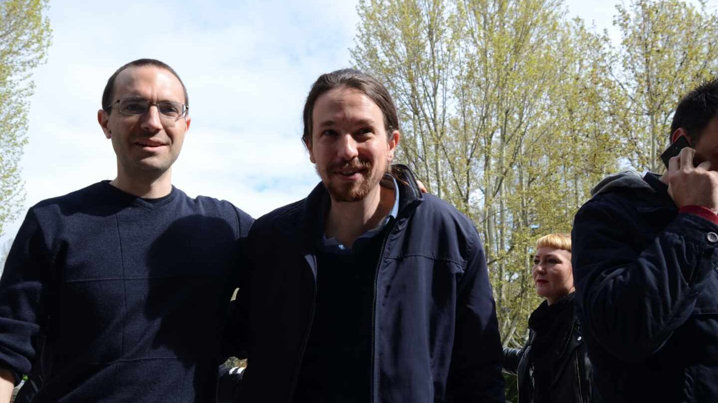 Luis Alegre junto a Pablo Iglesias en abril de 2015.