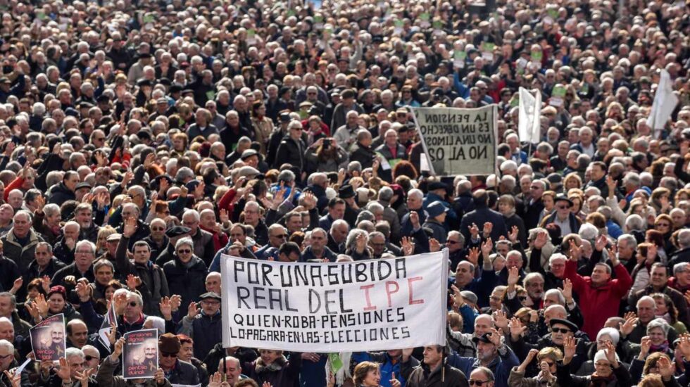 Miles de jubilados se manifiestan en Bilbao por unas pensiones dignas, el jueves 22 de febrero.