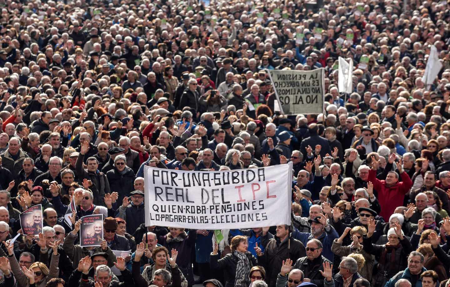 Miles de jubilados se manifiestan en Bilbao por unas pensiones dignas, el jueves 22 de febrero.