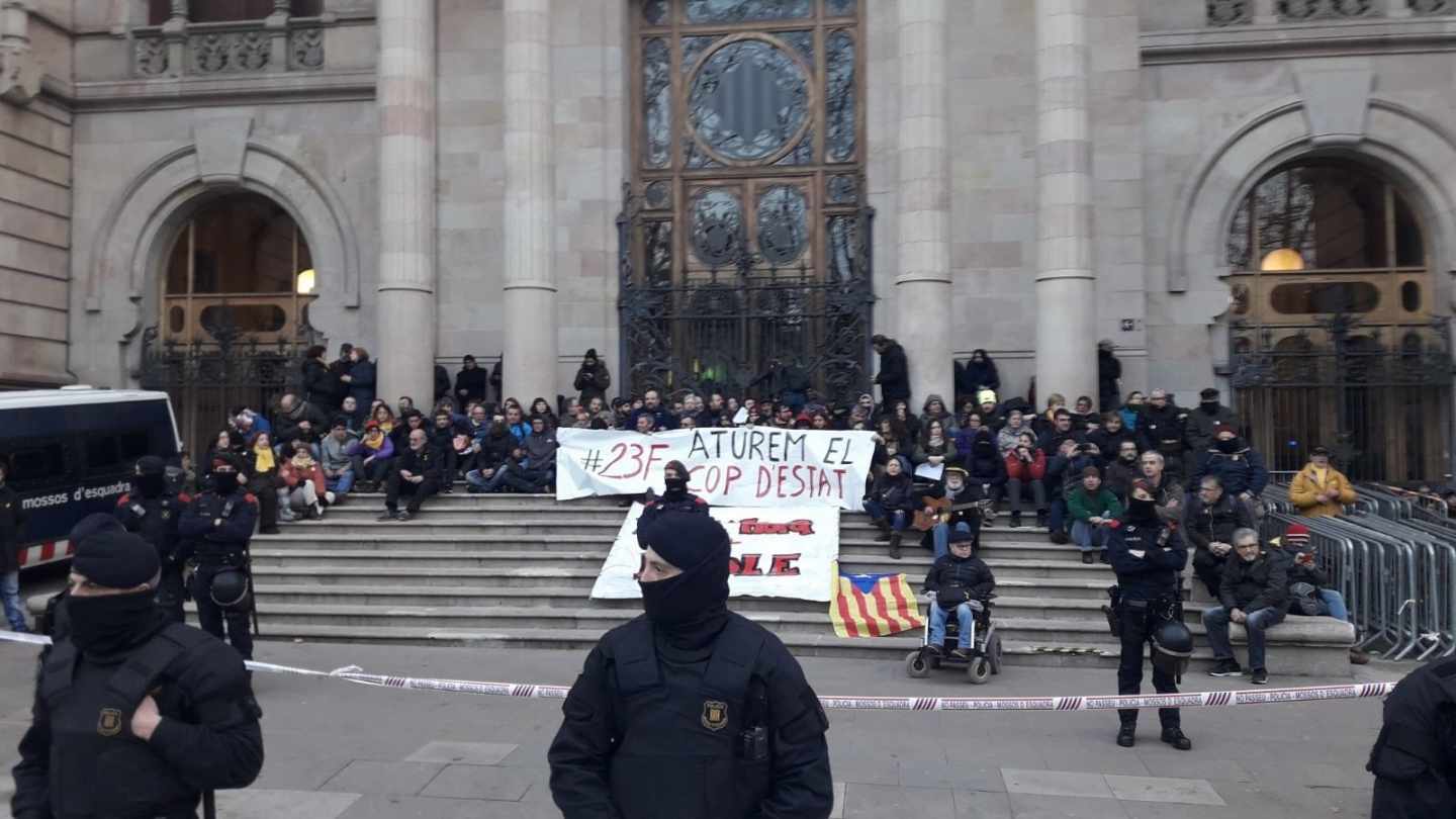 Cerca de un centenar de manifestantes bloquean la entrada del TSJC.