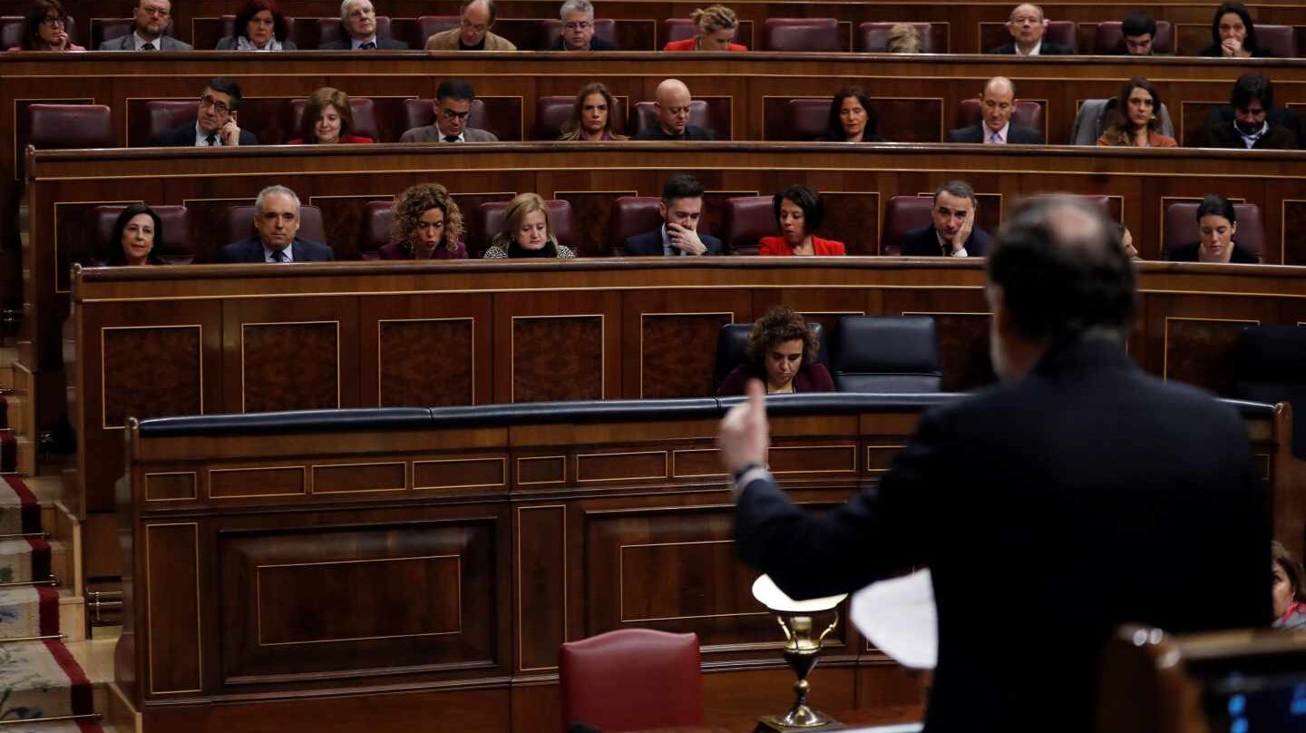 El presidente del Gobierno, Mariano Rajoy, de espaldas, durante su intervención en la sesión de control del Congreso.