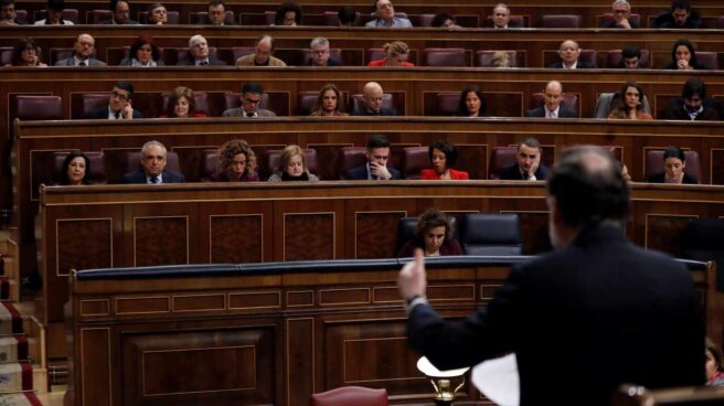 mariano rajoy congreso sesion control El presidente del Gobierno, Mariano Rajoy, de espaldas, durante su intervención en la sesión de control del Congreso.