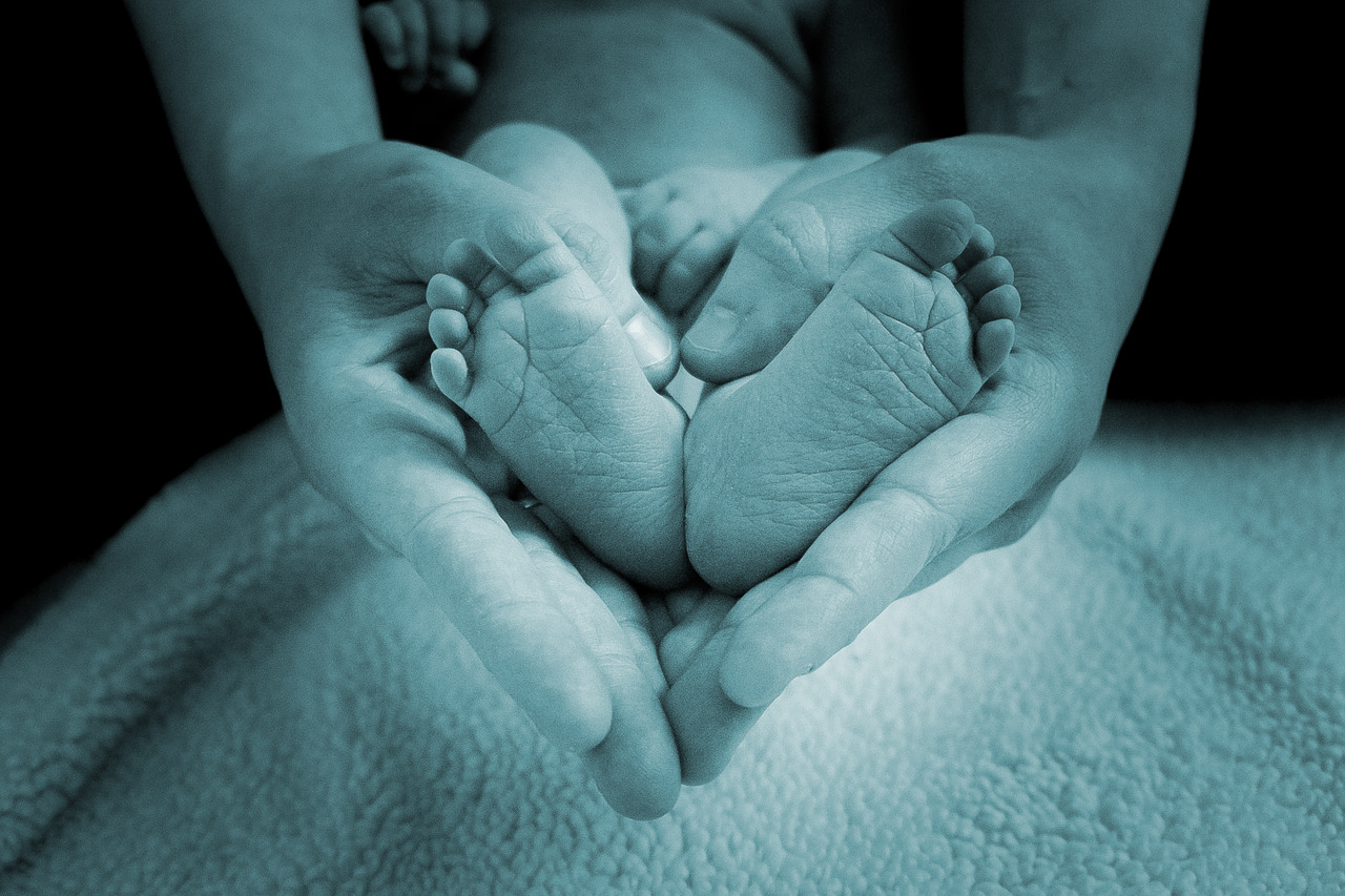 Euskadi elimina la "maternidad" y "paternidad" para incluir permisos por gestación subrogada