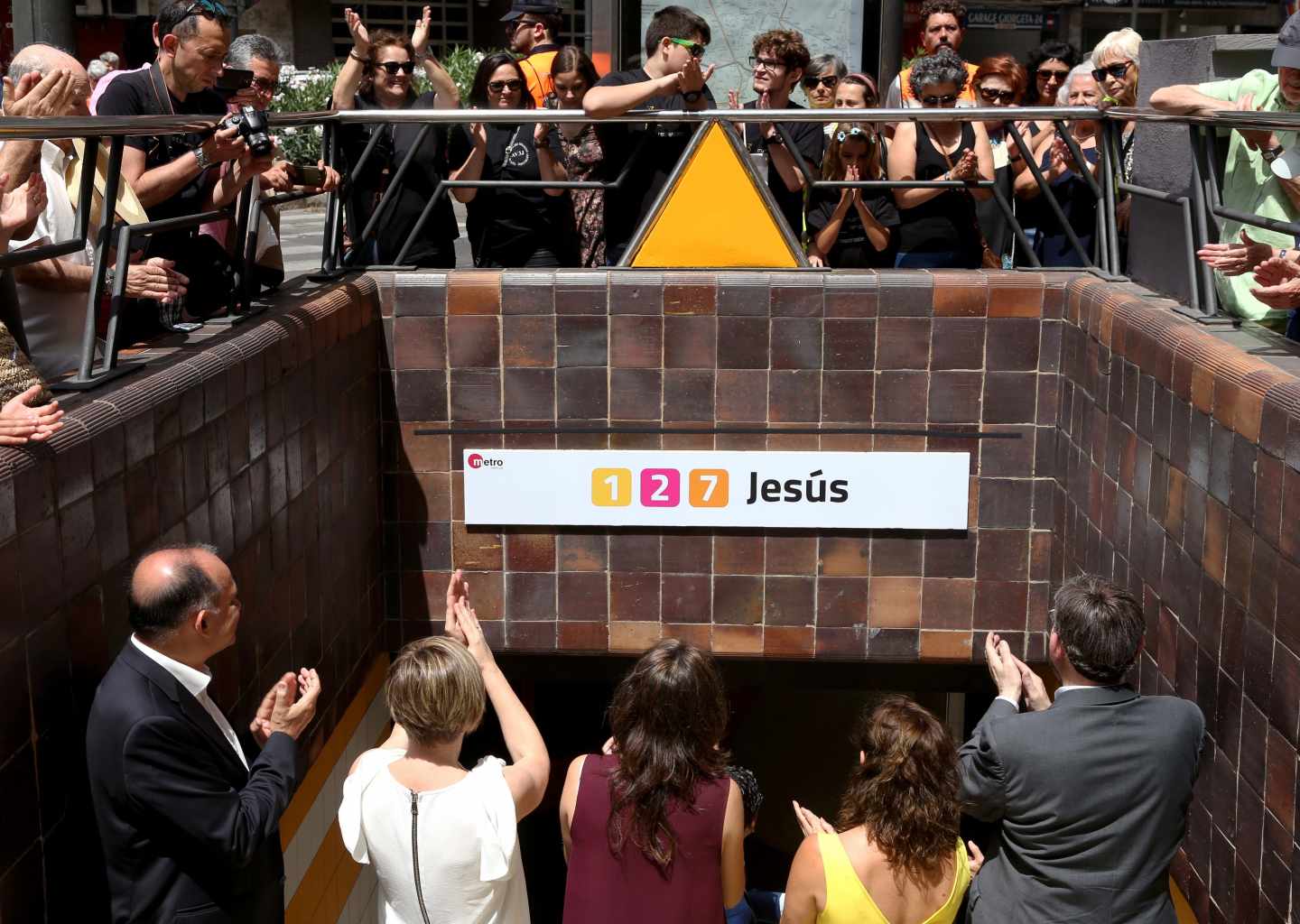 Varias personas se concentran en una estación del Metro de Valencia en el décimo aniversario del accidente.