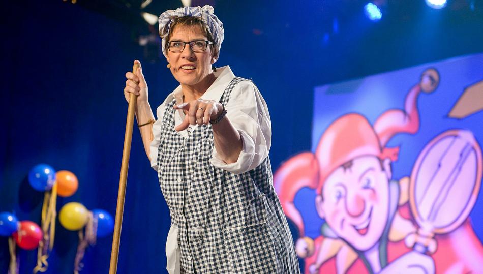 Annegret Kramp-Karrenbauer (AKK) se disfrazó de limpiadora en el Carnaval. 