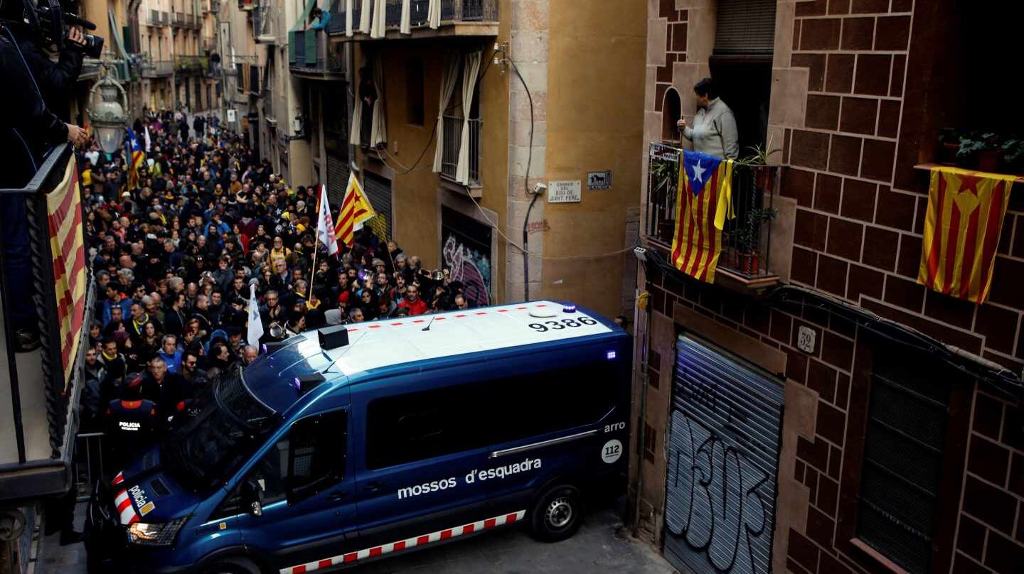 Los Mossos cortan calles en el centro de Barcelona para impedir el escrache a Felipe VI en el Mobile World Congress.