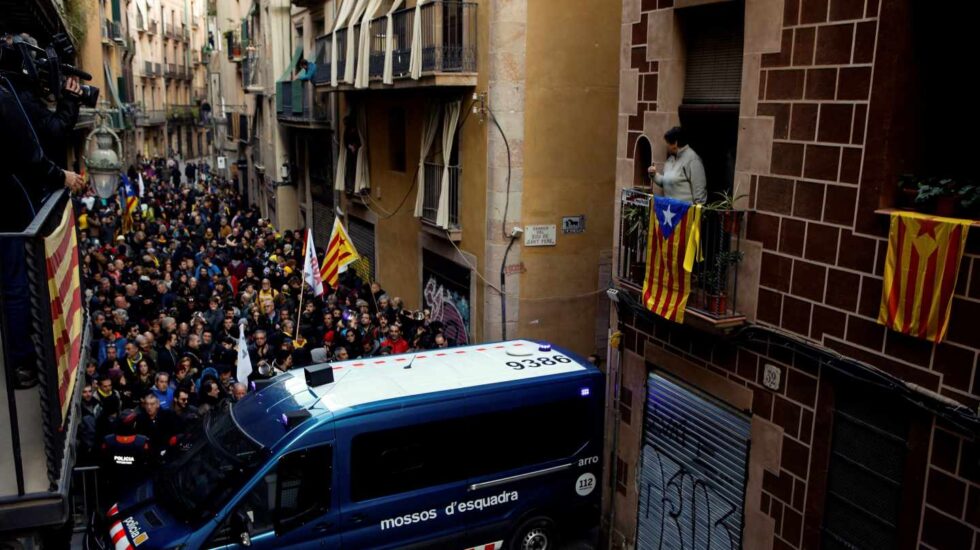 Los Mossos cortan calles en el centro de Barcelona para impedir el escrache a Felipe VI en el Mobile World Congress.
