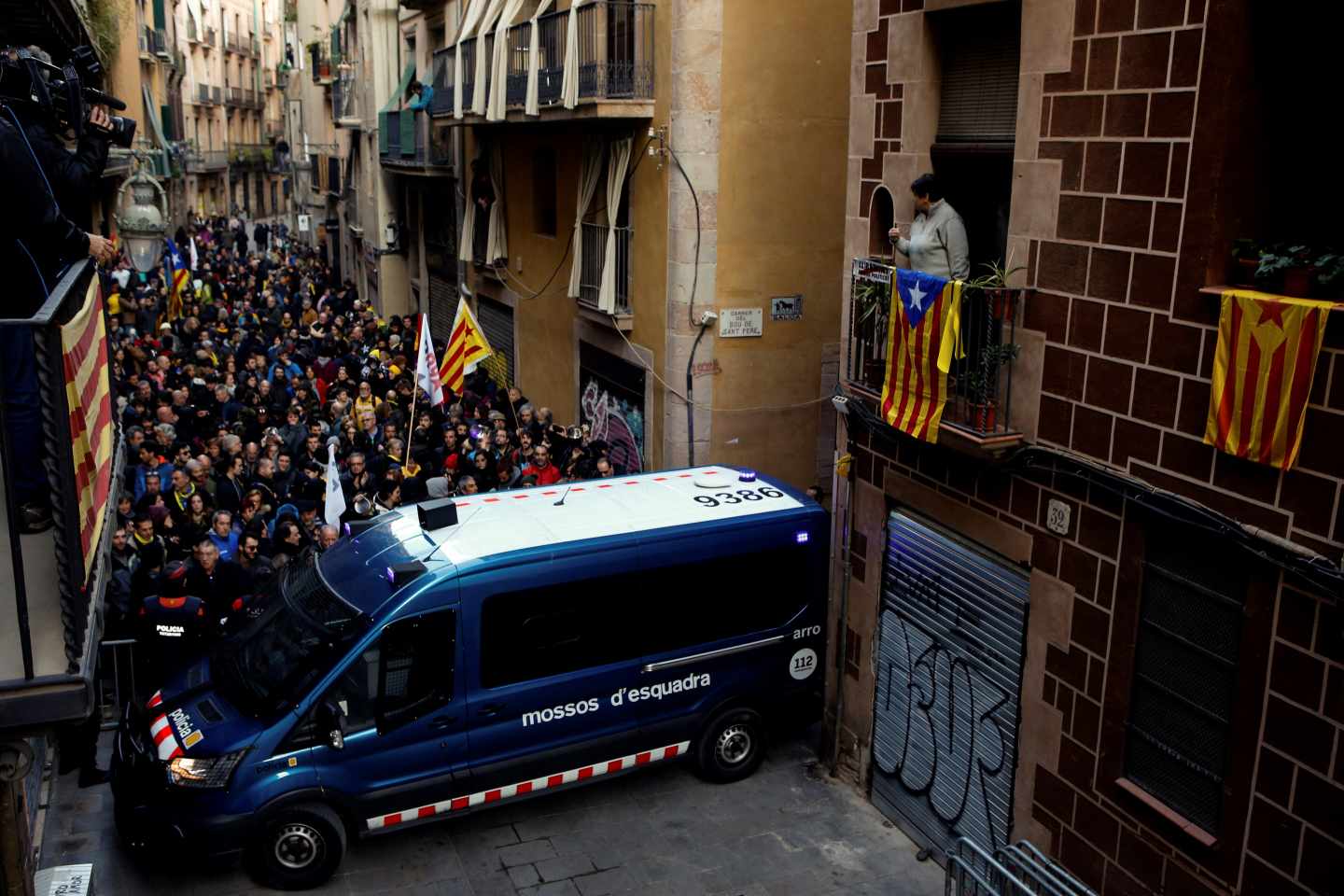 Los Mossos cortan calles en el centro de Barcelona para impedir el escrache a Felipe VI en el Mobile World Congress.