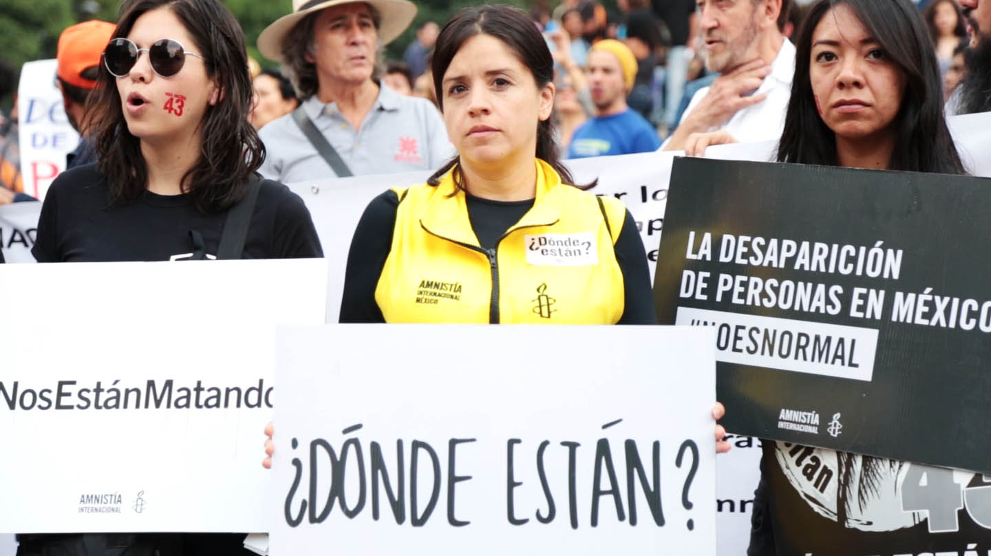 Manifestación de mujeres en México por los desaparecidos de Ayotzinapa