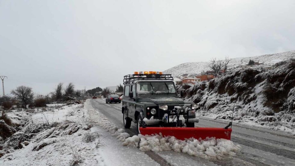 Un quitanieves despeja las carreteras en medio del temporal.