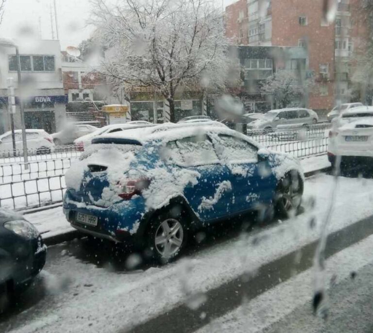 Vuelos retrasados y dos pistas cerradas en Barajas por el temporal de nieve