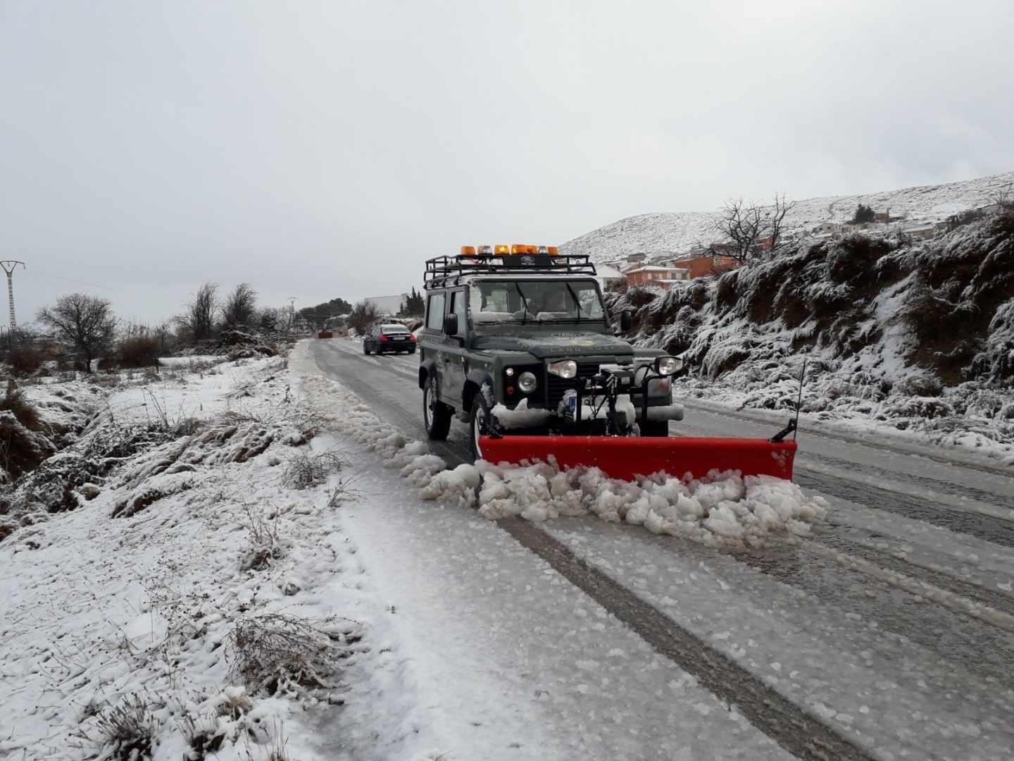 Un quitanieves despeja las carreteras en medio del temporal.