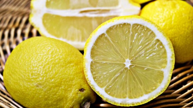 Oler limón no previene el cáncer. Nace una plataforma para frenar los bulos de internet.