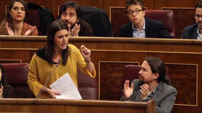 El líder de Podemos, Pablo Iglesias, aplaude la intervención de la portavoz de la formación, Irene Montero.