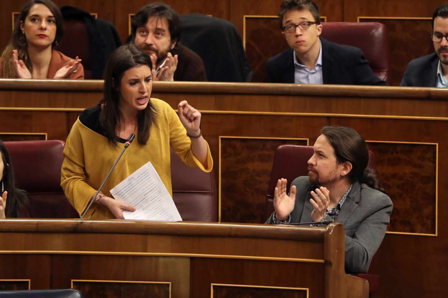 El líder de Podemos, Pablo Iglesias, aplaude la intervención de la portavoz de la formación, Irene Montero.