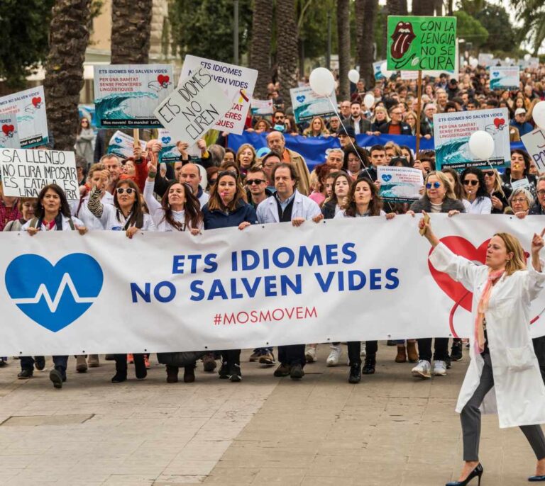Unas 2.500 personas protestan en Palma contra exigencia catalán en la sanidad