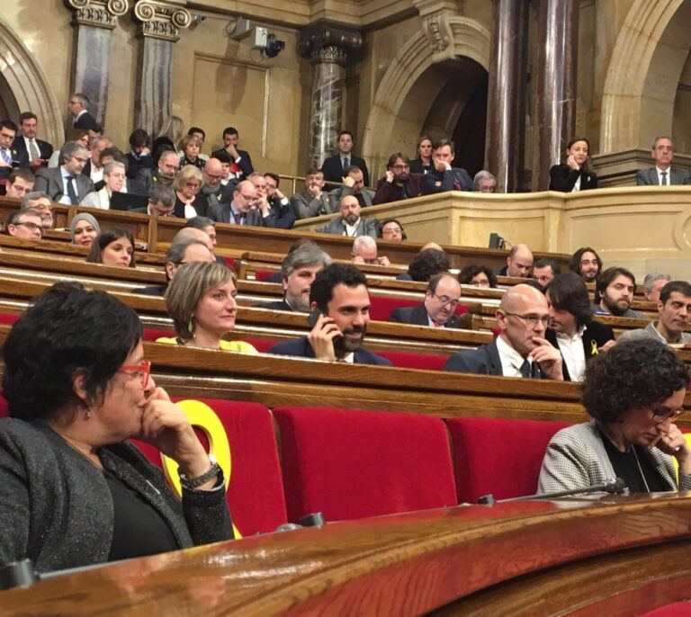Puigdemont delega en Artadi su voto en el pleno tras ratificarlo el Parlament