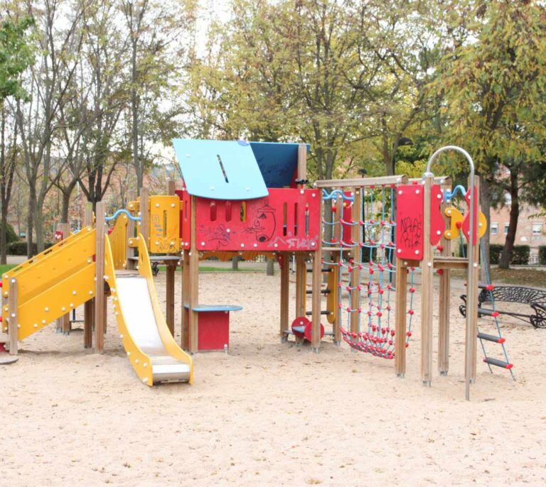 Un estudio advierte de una bacteria que afecta al intestino en parques infantiles