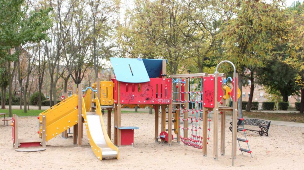 Un estudio advierte de la presencia de una bacteria que afecta al intestino en al menos 20 parques infantiles.