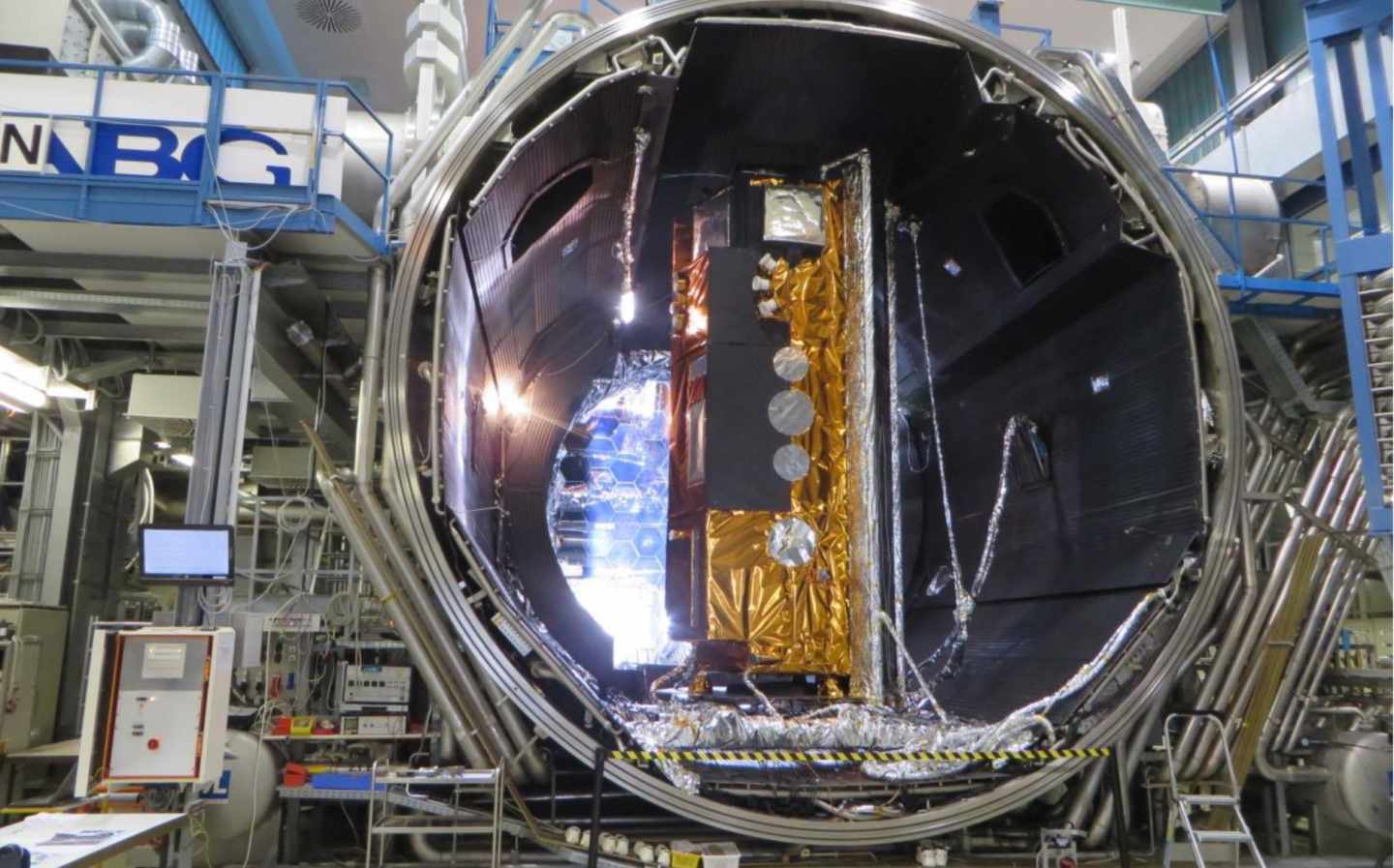 Interior del satélite PAZ en su fase de construcción