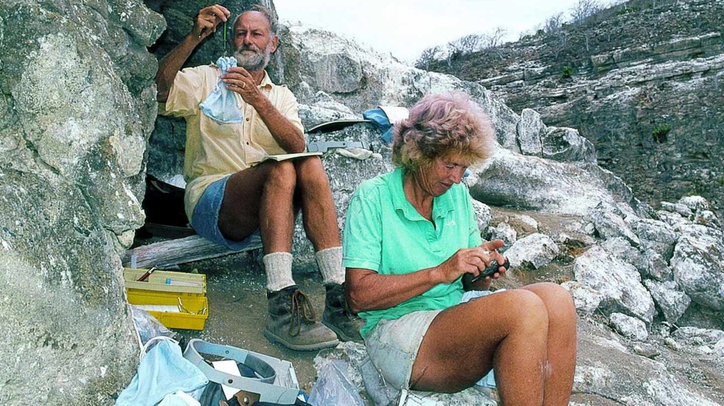 Peter y Rosemary Grant en las Galápagos, trabajando con pinzones