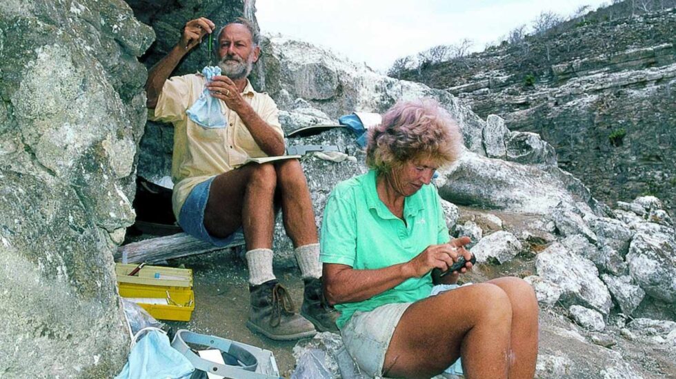 Peter y Rosemary Grant en las Galápagos, trabajando con pinzones