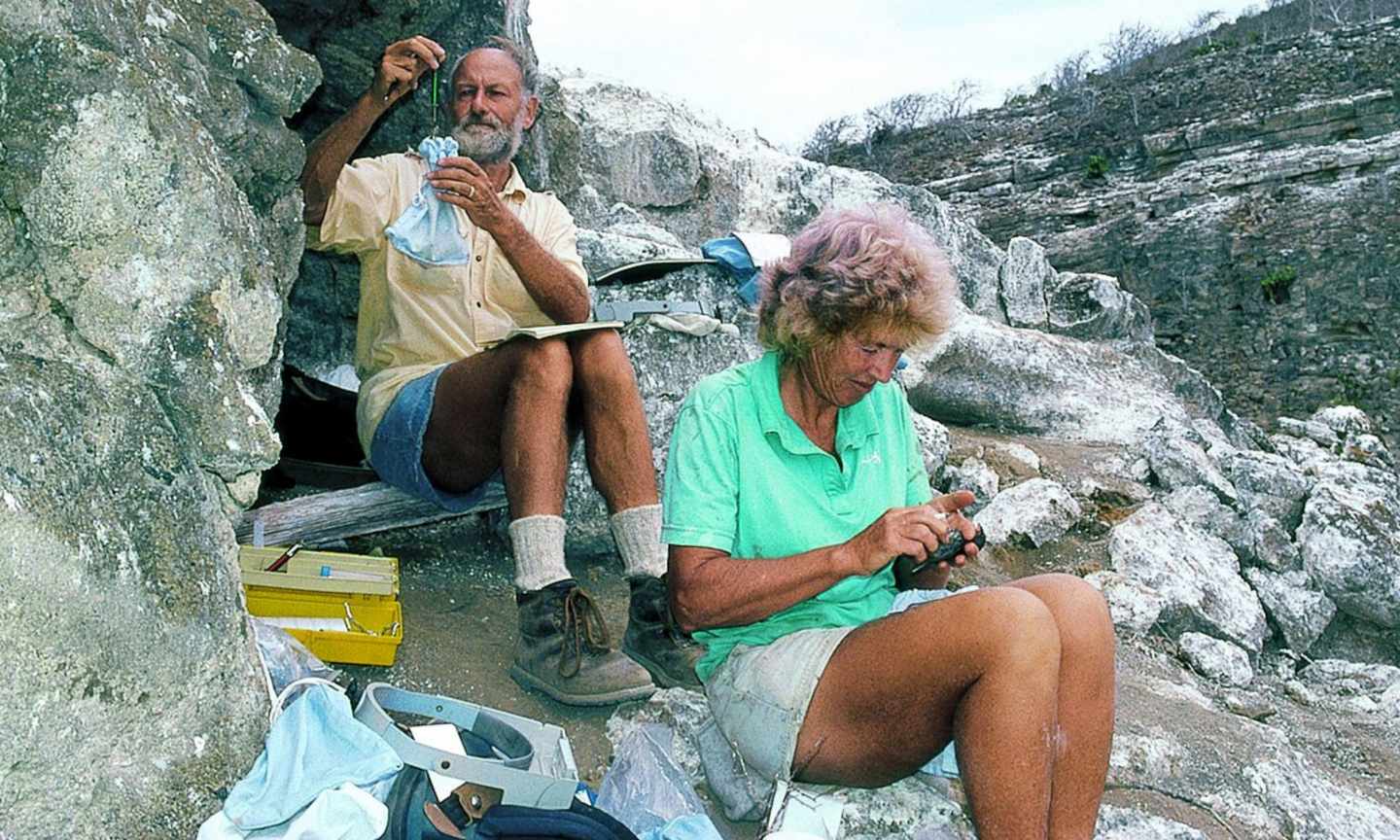 Peter y Rosemary Grant en las Galápagos, trabajando con pinzones