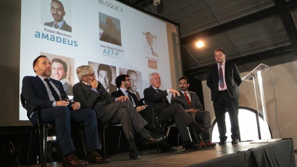 Participantes en el foro 'Innotren' el 6 de febrero pasado. De pie, Juan Manuel Martínez (Eurogestión).