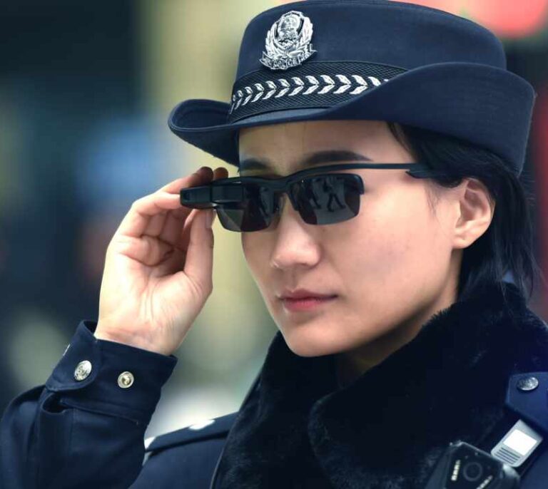 La policía china vigila con gafas con tecnología de reconocimiento facial