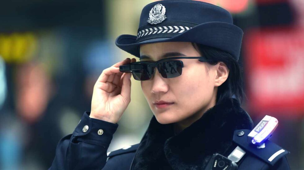 Una policía utilizando las gafas de reconocimiento facial.