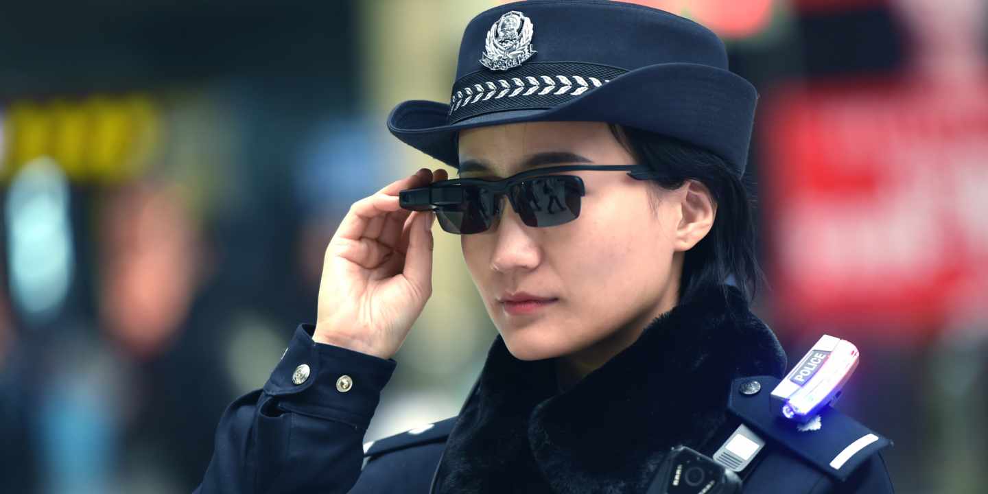 Una policía utilizando las gafas de reconocimiento facial.
