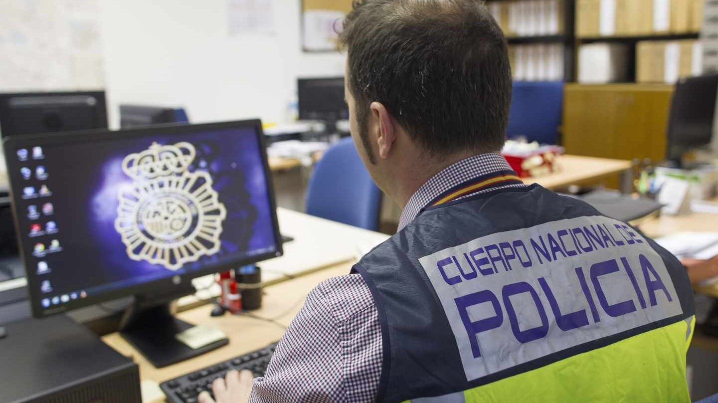 Un policía ante un ordenador. Un policía ante un ordenador.