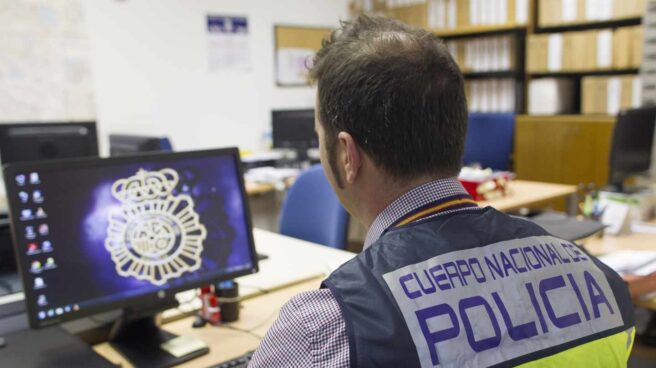 Un policía ante un ordenador. Un policía ante un ordenador.