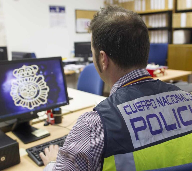 Detenido por estafar más de 30.000 euros haciéndose pasar por policía