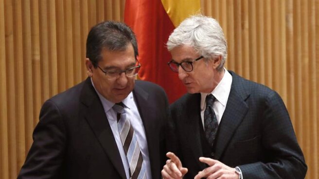 Antonio Pulido y Enrique Goñi, este martes en el Congreso.