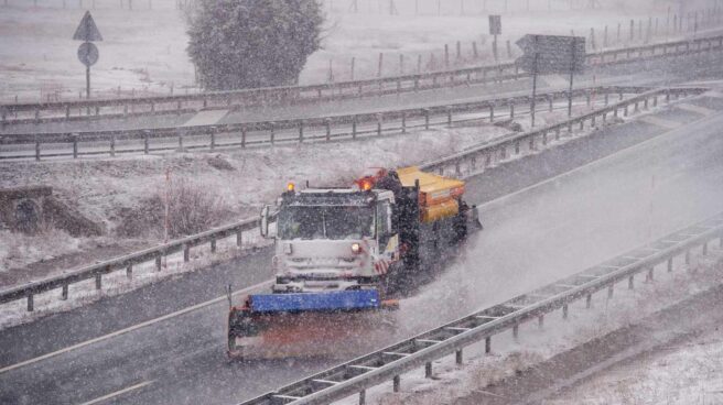 Una quitanieves limpia la Autovía de la Meseta a la altura de la localidad cántabra de Reinosa, donde se encuentra activada la alerta roja por nieve.