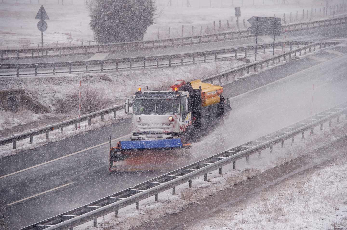 Una quitanieves limpia la Autovía de la Meseta a la altura de la localidad cántabra de Reinosa, donde se encuentra activada la alerta roja por nieve.