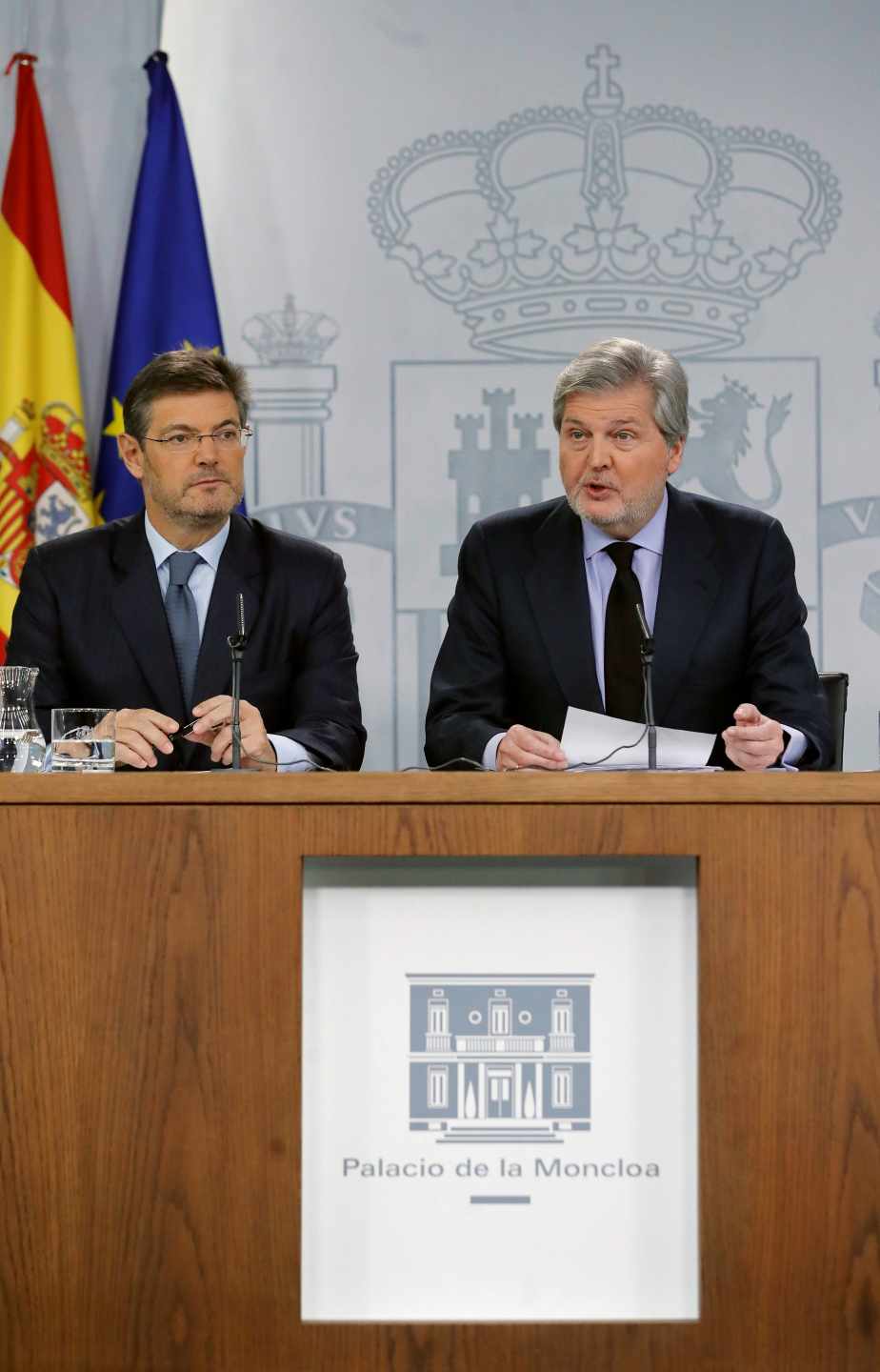 El ministro de Justicia Rafael Catalá y el ministro portavoz Iñigo Méndez de Vigo, tras la reunión del consejo de ministros.