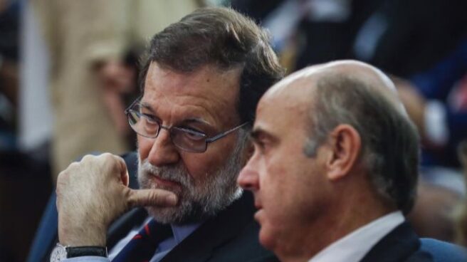 Rajoy y el todavía ministro de Economía, Luis de Guindos