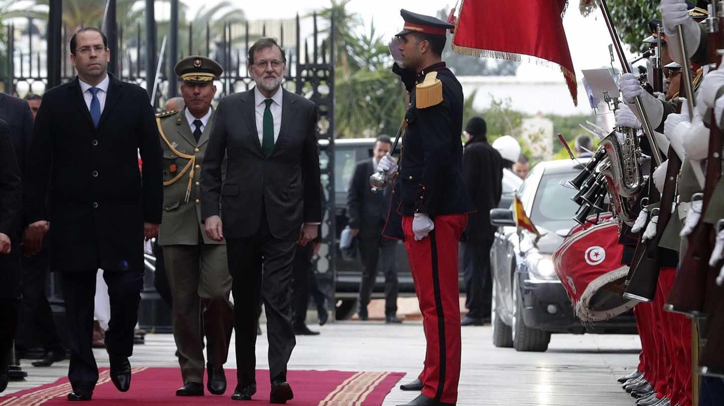 Mariano Rajoy, acompañado por su homólogo tunecino ,Yusef Chahed.