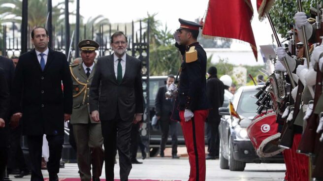 Mariano Rajoy, acompañado por su homólogo tunecino ,Yusef Chahed.