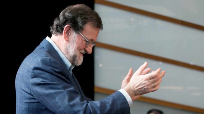 Rajoy arremete contra los que prometen subir las pensiones con "cheques sin fondos"