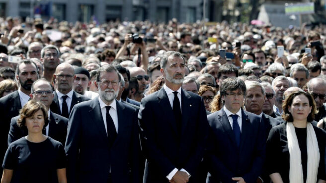 Soraya Sáenz de Santamaría, Mariano Rajoy, el Rey Felipe, Carles Puigdemont y Ada Colau.