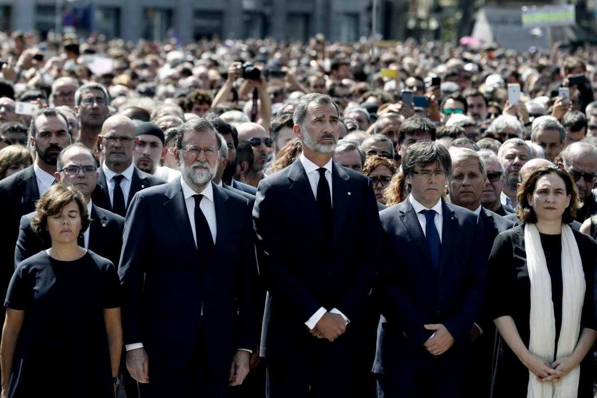 Soraya Sáenz de Santamaría, Mariano Rajoy, el Rey Felipe, Carles Puigdemont y Ada Colau.